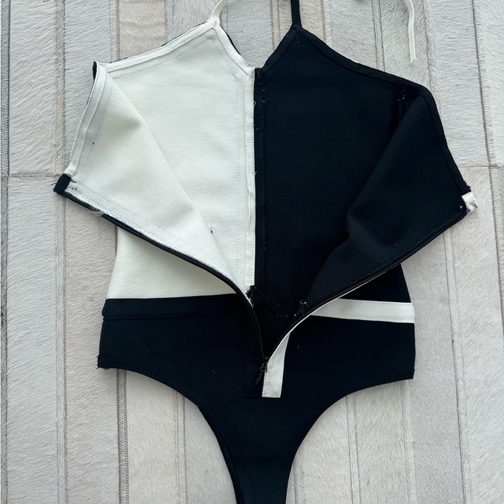 Stylish Black and White Women's Swimsuit - Picture 8 of 8